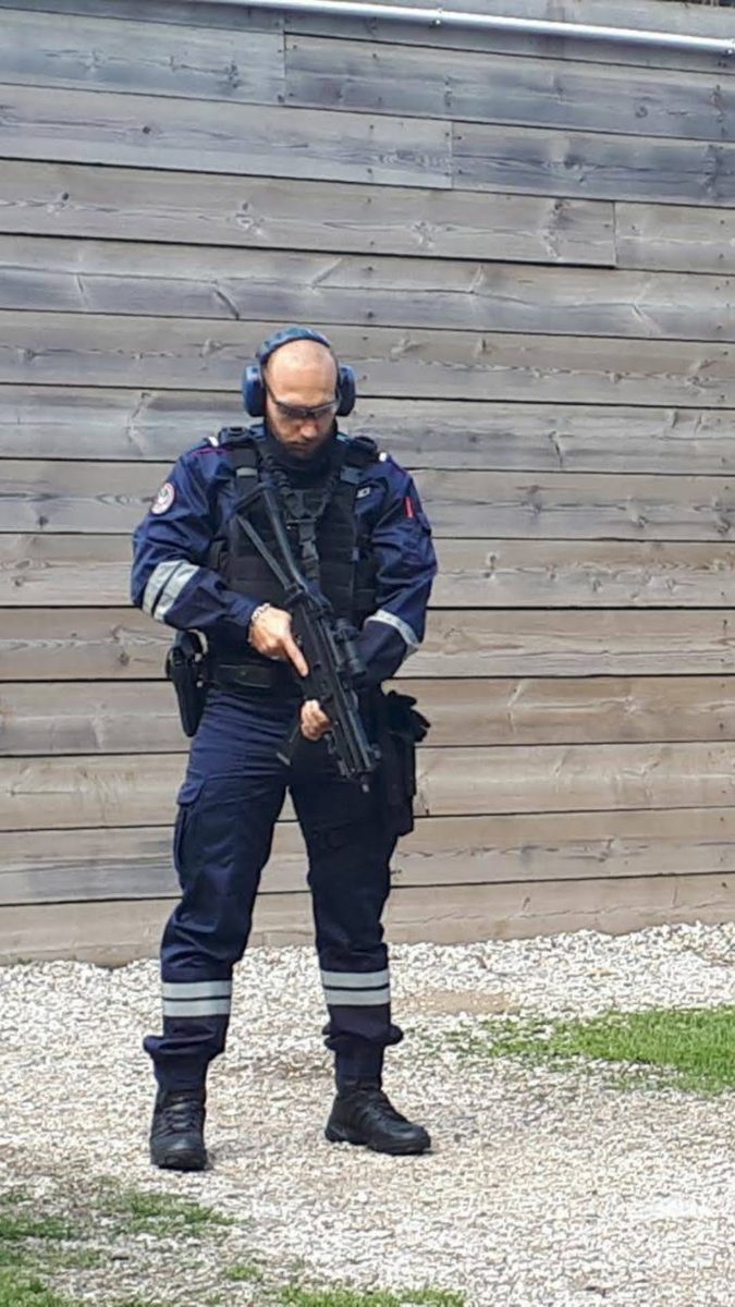 Yoan Ricci en intervention, en uniforme